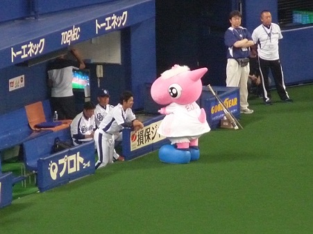 直倫に見せびらかすパオロン。