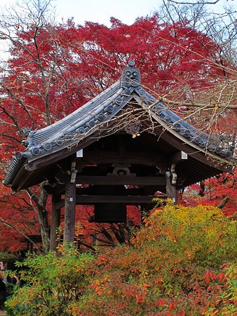 2011年12月5日　常寂光寺　鐘楼　紅葉