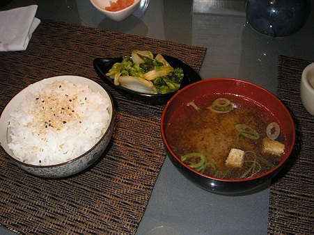 味噌汁に漬物-s