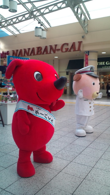 上野駅でチーバくんと駅長犬 写真共有サイト フォト蔵