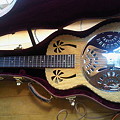 Photos: 山内さんの今日のハワイアンギター。マンゴーの木で出来てるそう。も...