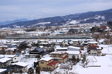 雪の中を疾走する山形新幹線