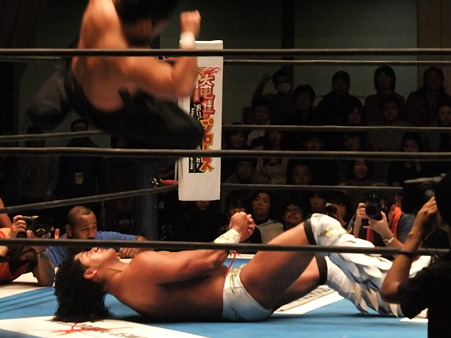新日本プロレスPRESENTS CMLL FANTASTICA MANIA 2012 1日目 KUSHIDA＆後藤洋央紀vsマスカラ・ドラダ＆ルーシュ (5)