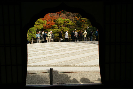 花頭窓から望む銀沙灘と紅葉!
