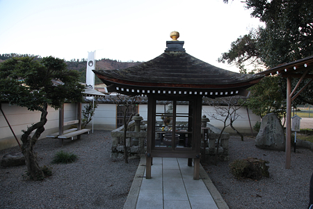 石田三成公一族家臣供養塔 - 1