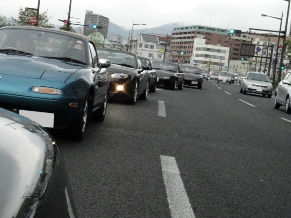 駐車場に向かうロードスターの列