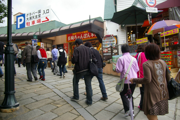 土産物店が立ち並ぶ急な坂を登る