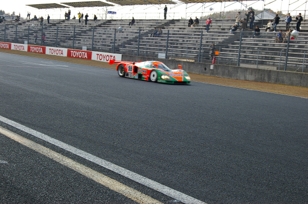 コースを一周してメインストレートへ　（次男撮影）