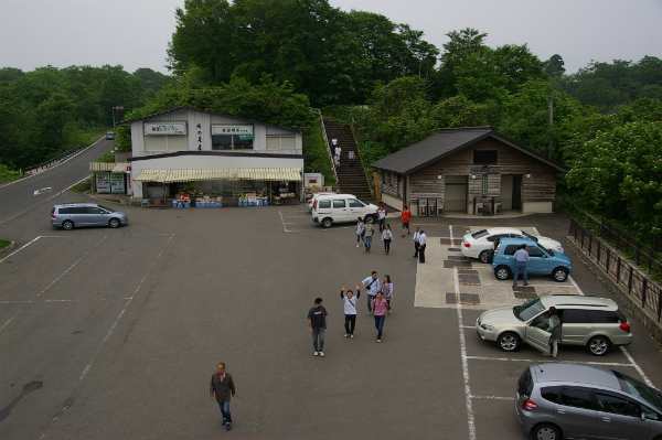 発荷峠展望台へ歩くTRG参加者