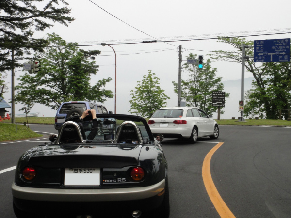 湖畔に出た先導車